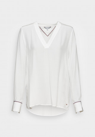 Tommy Hilfiger SOLID V NECK  Blouse ecru ТВЕРДАЯ БЛУЗА С V-ОБРАЗНЫМ ВЫРЕЗОМ экрю