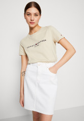 Tommy Hilfiger REGULAR TEE  Print T-shirt light sandalwood REGULAR TEE Футболка с принтом светлое сандаловое дерево