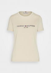 Tommy Hilfiger REGULAR TEE  Print T-shirt light sandalwood REGULAR TEE Футболка с принтом светлое сандаловое дерево