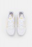 Nike Sportswear W ZOOM AIR FIRE SNKR Sneaker low white/university gold W ZOOM AIR FIRE SNKR кроссовки женские низкие белый/университетское золото