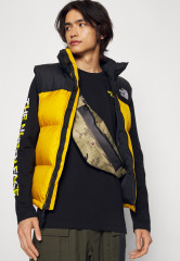 Tommy Hilfiger ESTABLISHED CAMO CROSSBODY UNISEX Bum bag khaki ESTABLISHED CAMO CROSSBODY UNISEX Сумка на пояс хаки