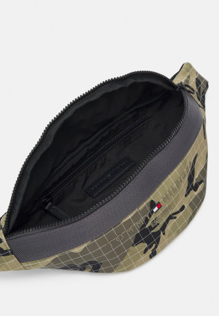 Tommy Hilfiger ESTABLISHED CAMO CROSSBODY UNISEX Bum bag khaki ESTABLISHED CAMO CROSSBODY UNISEX Сумка на пояс хаки