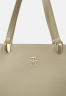 Tommy Hilfiger TH TIMELESS MED Handbag beige TH TIMELESS MED сумка бежевый