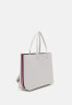 Tommy Hilfiger ICONIC TOTE SET Tote bag bright white ICONIC TOTE SET Сумка-тоут ярко-белый