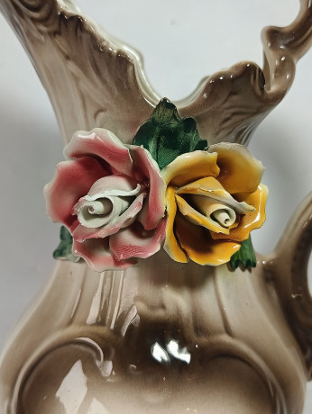 Ваза-кувшин винтажная Bassano большая, украшенная объемными розами, керамика, 29.5 см, Италия, 1960-70гг.