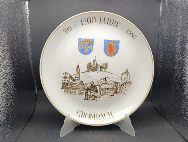 Тарелка декоративная винтажная Sophienthal "1200 лет Громбаху", юбилейная, фарфор, 30 см, Германия, 1989 год.