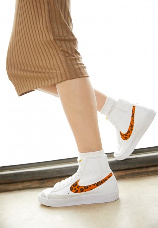 Nike Sportswear BLAZER MID #x27;77 Sneaker high white BLAZER MID #x27;77 Высокие кроссовки женские белый