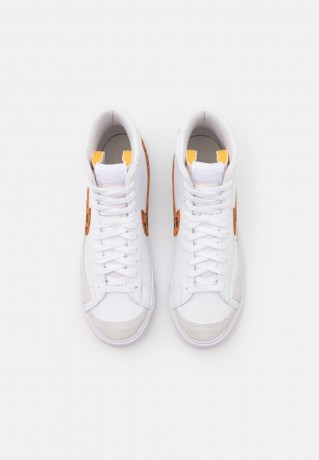 Nike Sportswear BLAZER MID #x27;77 Sneaker high white BLAZER MID #x27;77 Высокие кроссовки женские белый