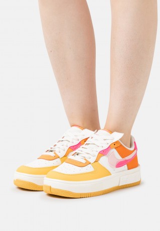 Nike Sportswear AIR FORCE FONTANKA Sneaker low summit white/hyper pink/solar flare/soft pink/magma orange/kumquat AIR FORCE FONTANKA Низкие кроссовки женские вершина белого/гипер-розовый/солнечный блик/нежно-розовый/магма-оранжевый/кумкват