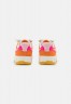 Nike Sportswear AIR FORCE FONTANKA Sneaker low summit white/hyper pink/solar flare/soft pink/magma orange/kumquat AIR FORCE FONTANKA Низкие кроссовки женские вершина белого/гипер-розовый/солнечный блик/нежно-розовый/магма-оранжевый/кумкват