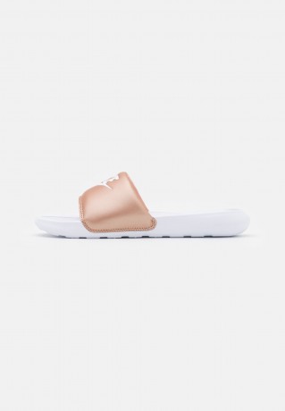 Nike Sportswear VICTORI ONE SLIDE Pantolette flach metallic red bronze/white VICTORI ONE SLIDE Мюли на плоской подошве металлик красная бронза/белый