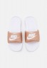 Nike Sportswear VICTORI ONE SLIDE Pantolette flach metallic red bronze/white VICTORI ONE SLIDE Мюли на плоской подошве металлик красная бронза/белый