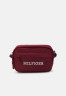 Tommy Hilfiger CORPORATE BUMBAG UNISEX Across body bag rouge CORPORATE BUMBAG UNISEX Сумка через плечо румяна