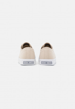 Tommy Hilfiger ESSENTIAL  Trainers classic beige ESSENTIAL Кроссовки классический бежевый