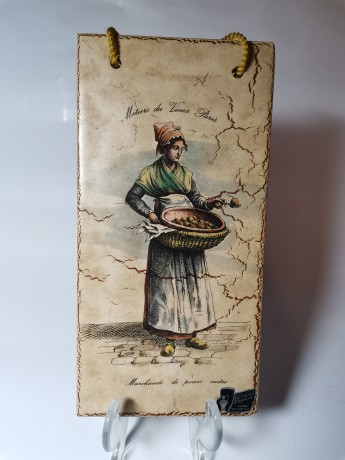 Silberdistel fayence, Силбердистел Декоративное фаянсовое подвесное панно-хромолитография "Продавщица груш" в французском стиле, Германия 1965г.