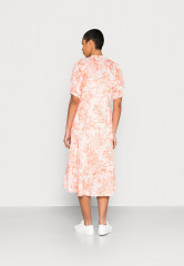 Tommy Hilfiger VOILE MIDI FLARE DRESS Day dress pineapple island/sunset peach ПЛАТЬЕ МИДИ VOILE Повседневное платье ананасовый остров/персиковый закат