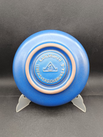 Тарелка декоративная винтажная Karlsruher / Lebensversicherung A-G, золотой асбтрактный декор на синем, керамика, 21 см, Германия, 1970-80гг.