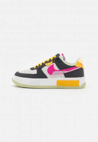Nike Sportswear AF1 FONTANKA MC Sneaker low off noir/pink prime/summit white/plum fog/dark sulfur/olive aura AF1 FONTANKA MC кроссовки женские низкие Off Noir/Pink Prime/Summit White/Сливовый туман/Темная сера/Оливковая аура