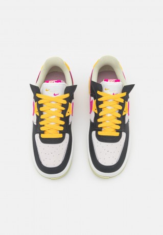 Nike Sportswear AF1 FONTANKA MC Sneaker low off noir/pink prime/summit white/plum fog/dark sulfur/olive aura AF1 FONTANKA MC кроссовки женские низкие Off Noir/Pink Prime/Summit White/Сливовый туман/Темная сера/Оливковая аура