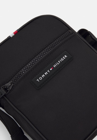 Tommy Hilfiger ESSENTIAL MINI RPORTER UNISEX Across body bag black ESSENTIAL MINI RPORTER UNISEX Сумка через плечо черный