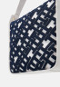 Tommy Hilfiger CASUAL CHIC HOBO MONO Handbag monogram CASUAL CHIC HOBO MONO Сумка монограмма