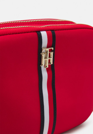 Tommy Hilfiger POPPY CROSSOVER Across body bag red corporate POPPY CROSSOVER Сумка через плечо красный корпоратив