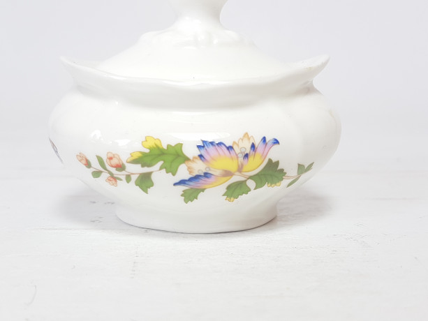 Вазочка с крышкой Aynsley, английский костяной фарфор "Цветы и бабочки", 7 x 5,5 x 6 см, Англия, 1960-70гг.