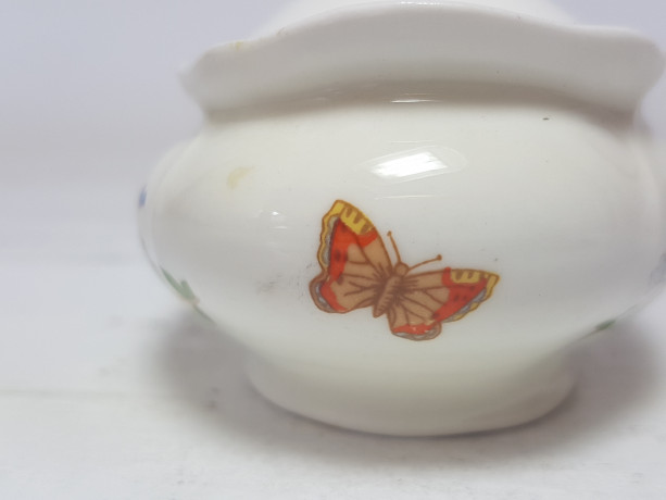 Вазочка с крышкой Aynsley, английский костяной фарфор "Цветы и бабочки", 7 x 5,5 x 6 см, Англия, 1960-70гг.
