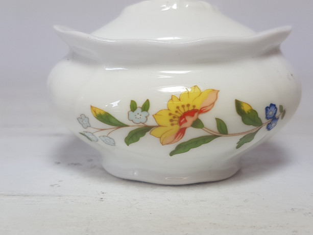 Вазочка с крышкой Aynsley, английский костяной фарфор "Цветы и бабочки", 7 x 5,5 x 6 см, Англия, 1960-70гг.