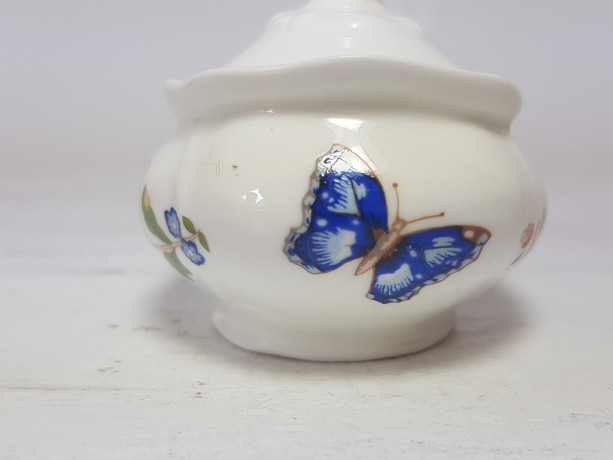 Вазочка с крышкой Aynsley, английский костяной фарфор "Цветы и бабочки", 7 x 5,5 x 6 см, Англия, 1960-70гг.
