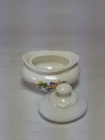Вазочка с крышкой Aynsley, английский костяной фарфор "Цветы и бабочки", 7 x 5,5 x 6 см, Англия, 1960-70гг.