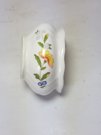 Вазочка с крышкой Aynsley, английский костяной фарфор "Цветы и бабочки", 7 x 5,5 x 6 см, Англия, 1960-70гг.