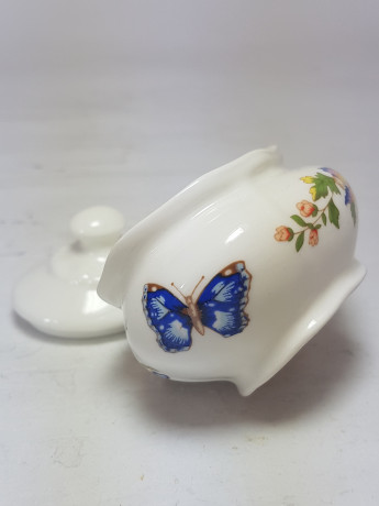 Вазочка с крышкой Aynsley, английский костяной фарфор "Цветы и бабочки", 7 x 5,5 x 6 см, Англия, 1960-70гг.
