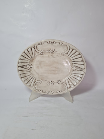 Тарелка винтажная сервировочная Bassano, объемный декор, фигурный край, серая керамика, 30 х 24 см, Италия, 1960-70гг.