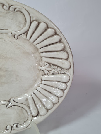 Тарелка винтажная сервировочная Bassano, объемный декор, фигурный край, серая керамика, 30 х 24 см, Италия, 1960-70гг.