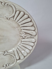Тарелка винтажная сервировочная Bassano, объемный декор, фигурный край, серая керамика, 30 х 24 см, Италия, 1960-70гг.