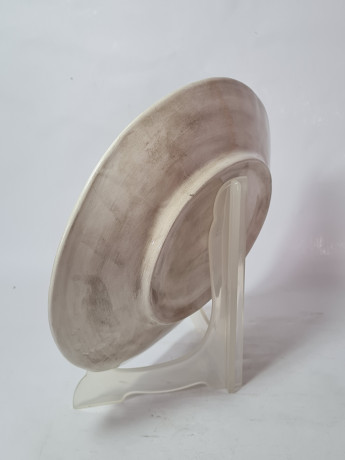 Тарелка винтажная сервировочная Bassano, объемный декор, фигурный край, серая керамика, 30 х 24 см, Италия, 1960-70гг.