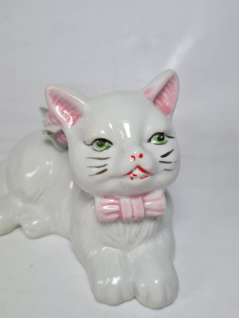 Белая фарфоровая фигурка с цветочным декором "Кошка с розовым бантиком" 7,5 x 12 см, Германия, 1970-80гг.