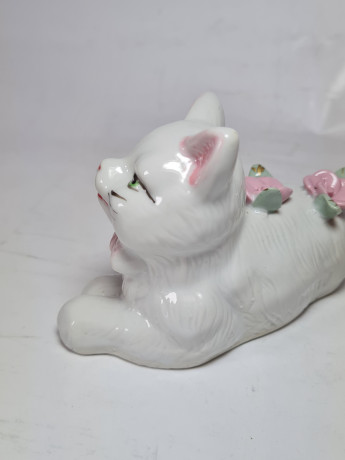 Белая фарфоровая фигурка с цветочным декором "Кошка с розовым бантиком" 7,5 x 12 см, Германия, 1970-80гг.