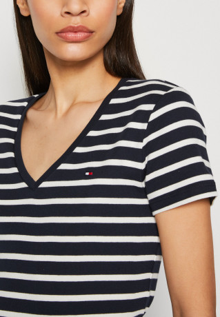 Tommy Hilfiger SLIM CODY NECK Print T-shirt breton desert sky white SLIM CODY NECK Футболка с принтом бретонская пустыня небо белое