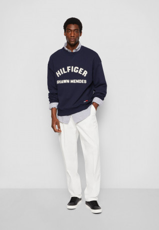 Tommy Hilfiger TOMMY HILFIGER X SHAWN MENDES CREWNECK UNISEX Sweatshirt carbon navy TOMMY HILFIGER X SHAWN MENDES CREWNECK UNISEX Толстовка углеродный флот