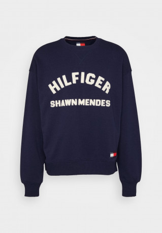 Tommy Hilfiger TOMMY HILFIGER X SHAWN MENDES CREWNECK UNISEX Sweatshirt carbon navy TOMMY HILFIGER X SHAWN MENDES CREWNECK UNISEX Толстовка углеродный флот