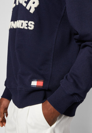 Tommy Hilfiger TOMMY HILFIGER X SHAWN MENDES CREWNECK UNISEX Sweatshirt carbon navy TOMMY HILFIGER X SHAWN MENDES CREWNECK UNISEX Толстовка углеродный флот